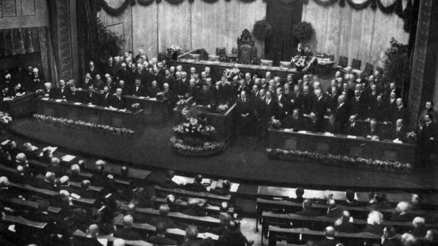 Friedrich Ebert habla ante el Parlamento alemán en febrero d e1919