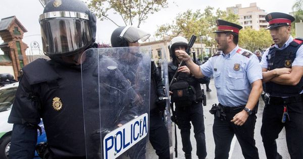 Foto: Unidades especiales antidisturbios y mossos durante la celebración del referendum del 1-O. (EFE)