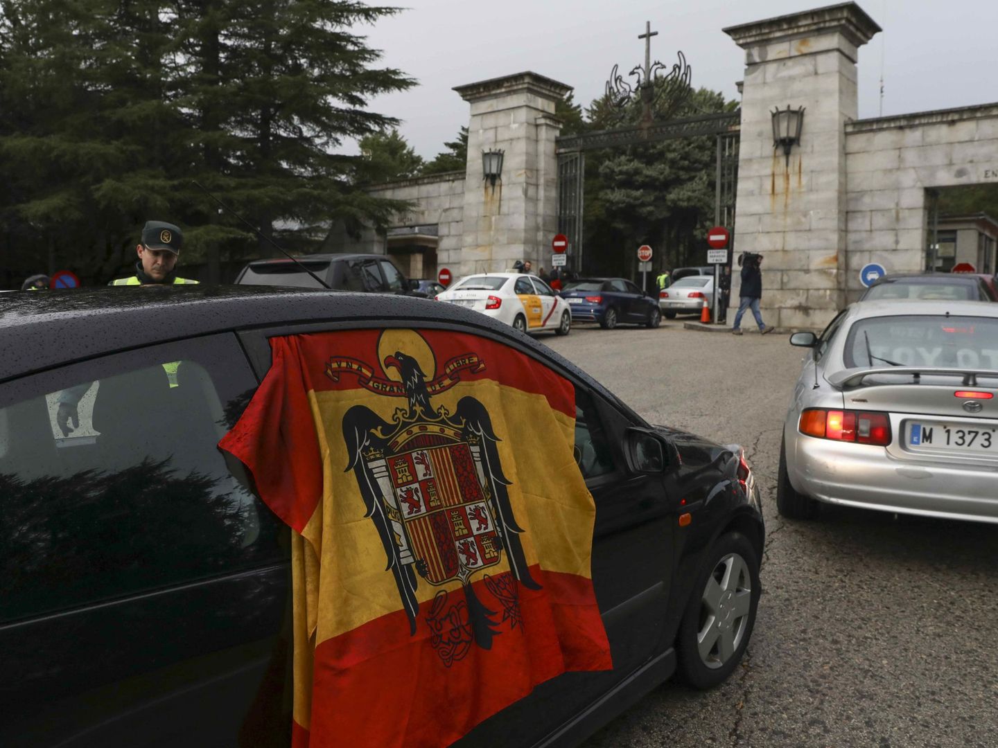 Coches hacen cola para entrar en el recinto del Valle de los Caídos. (Reuters)