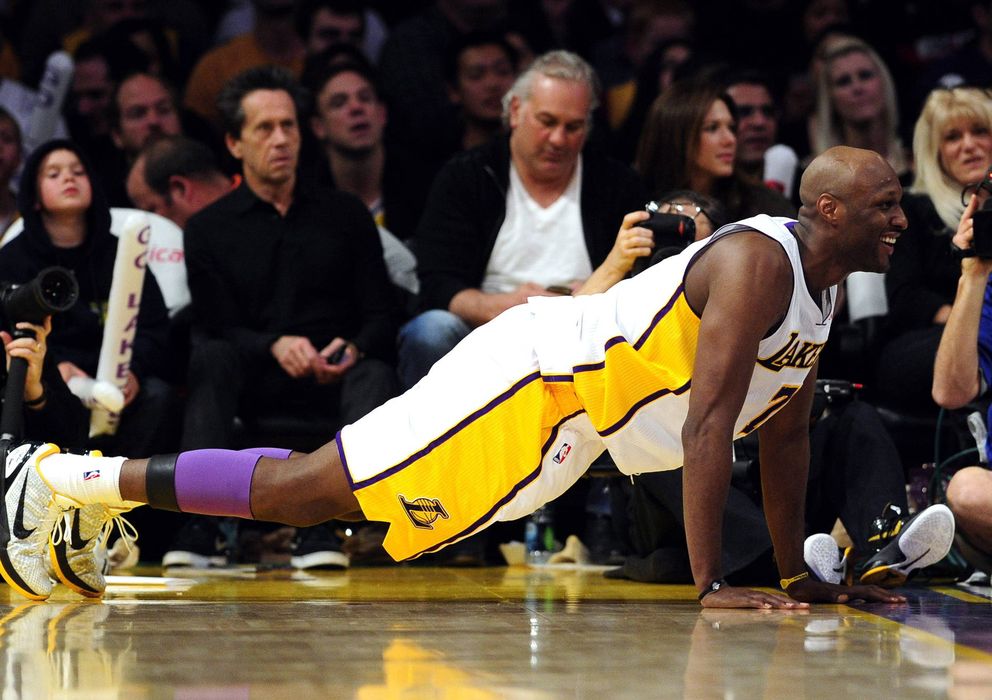 Foto: Lamar Odom sonríe tras caer al suelo en un partido con Los Angeles Lakers.