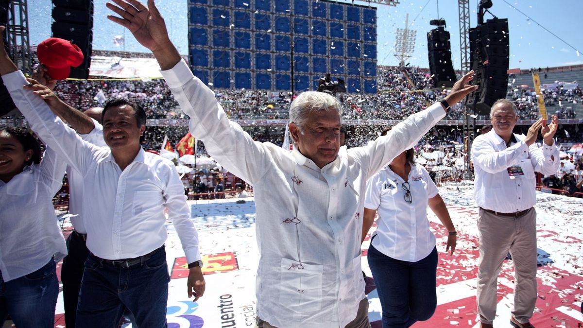 Un "chavista" puede gobernar México: quién es López Obrador y qué propone