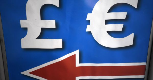 Foto: Símbolos de la libra y el euro (Efe)