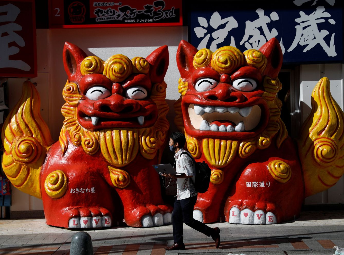 Estatuas de Shisa, un perro-león guardián de Okinawa, Japón. (Reuters/Issei Kato)