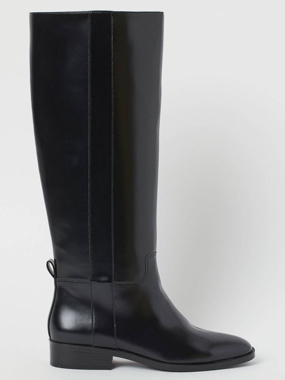 H&M tiene las botas negras sin tacón perfectas para cualquier fondo de