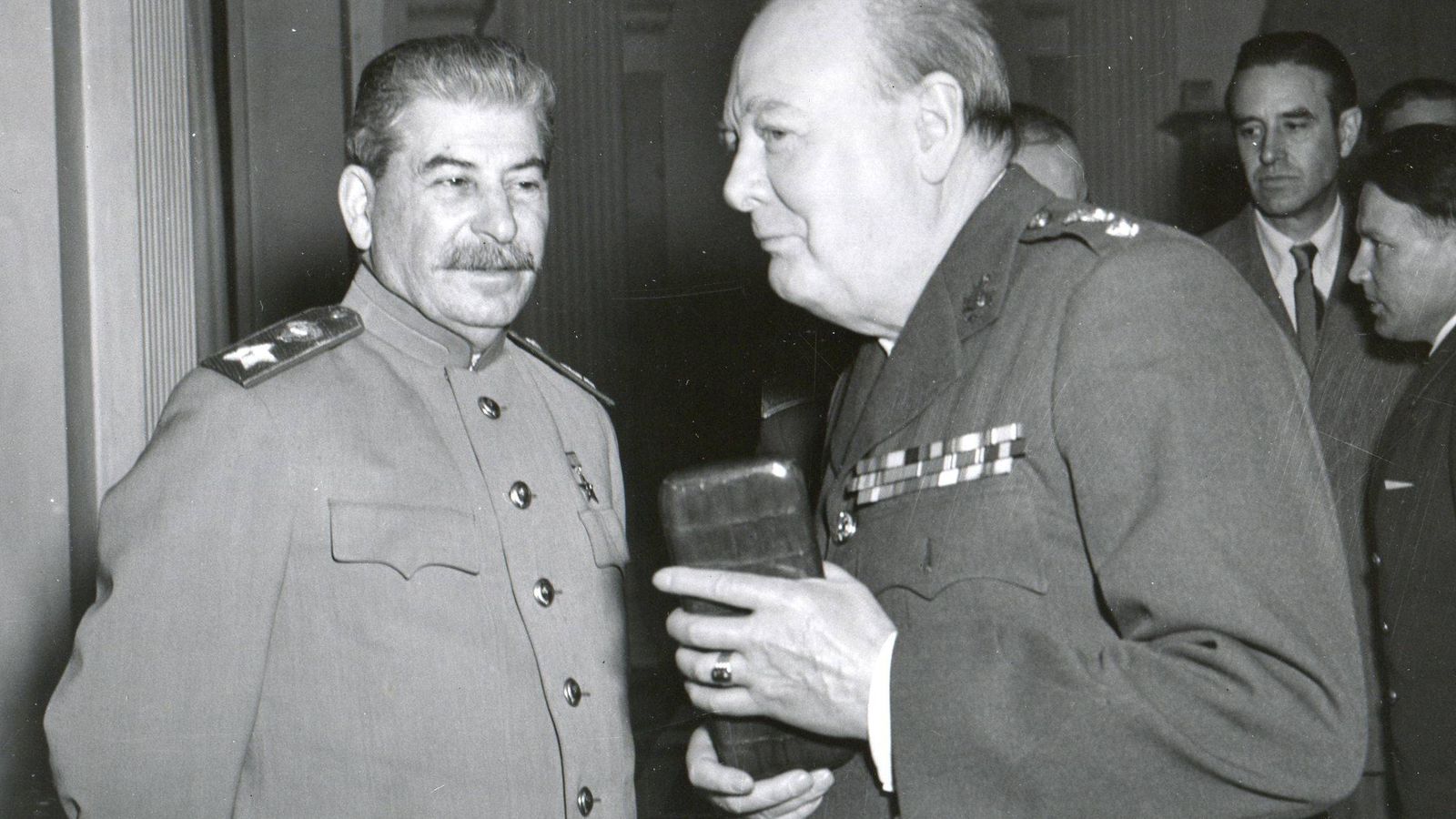 Foto: Stalin y Churchill confraternizando en la Conferencia de Yalta.