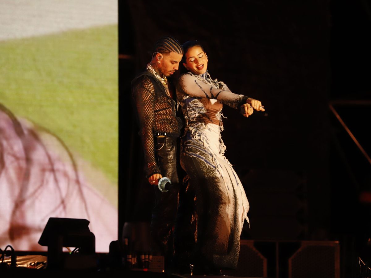 Foto: Rauw Alejandro y Rosalía cantan juntos por primera vez en el escenario durante la gira Saturno World Tour. (EFE/Thais Llorca)