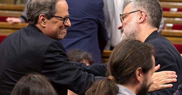 Foto: El presidente de la Generalitat Quim Torra junto al portavoz de la CUP en el Parlament, Carles Riera. (EFE) 