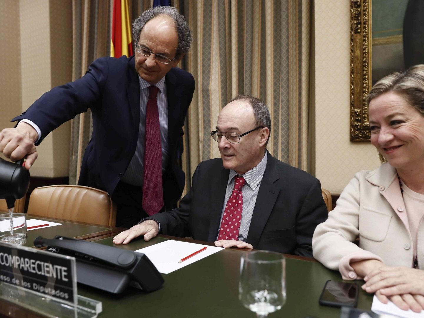 El gobernador del Banco de España, Luis María Linde (c), ayer, en el Congreso. (EFE)