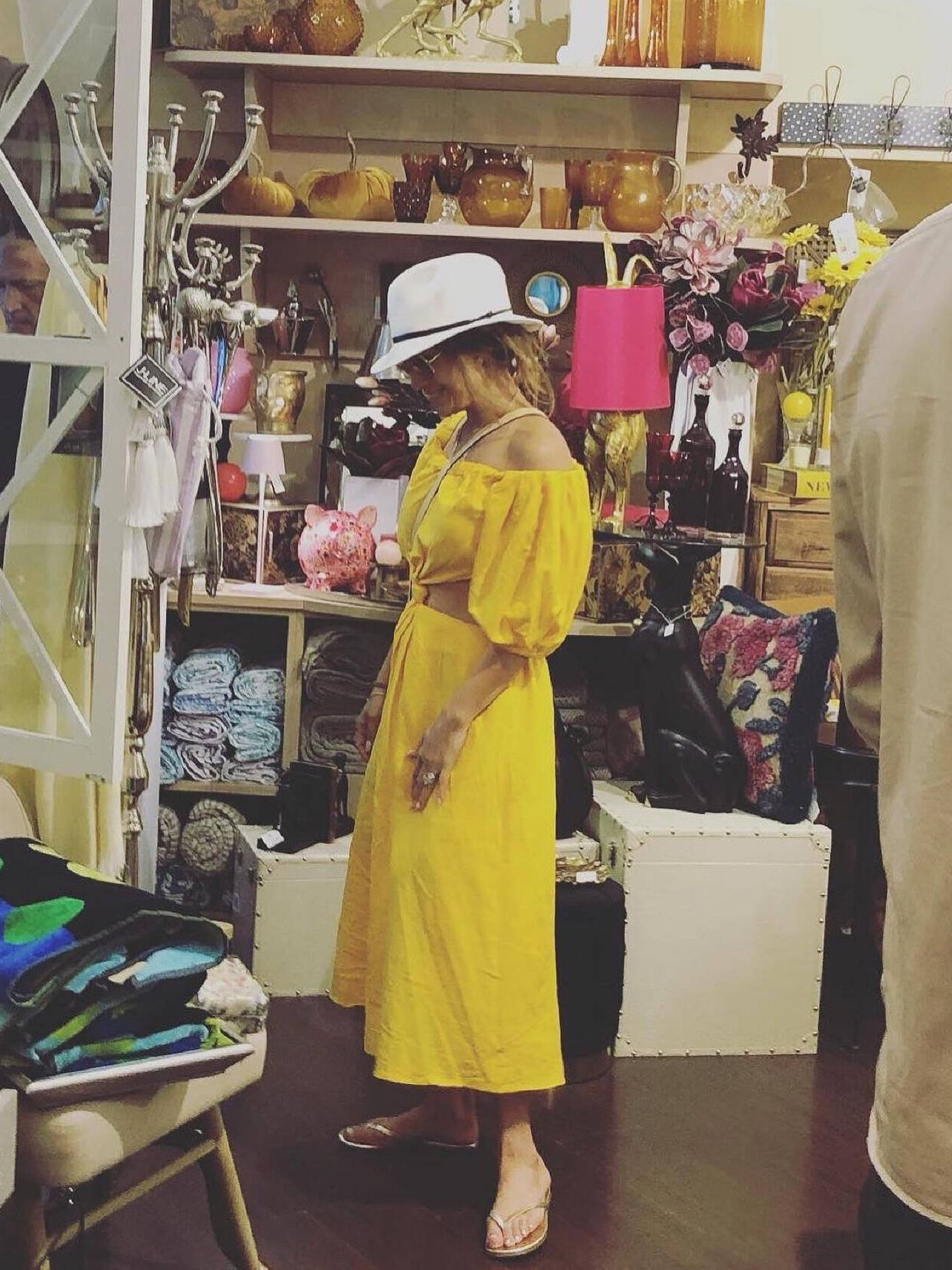 Jennifer Lopez se prueba sombreros en Italia luciendo un look mostaza. (Gtres)