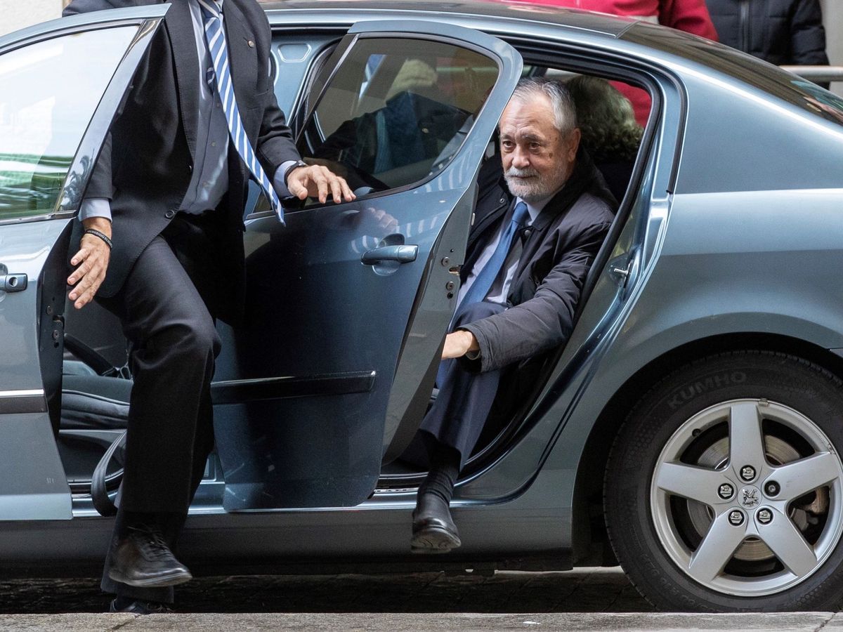 Foto: El expresidente de la Junta, José Antonio Griñán, a su llegada a los juzgados de Sevilla. (EFE / Julio Muñoz)