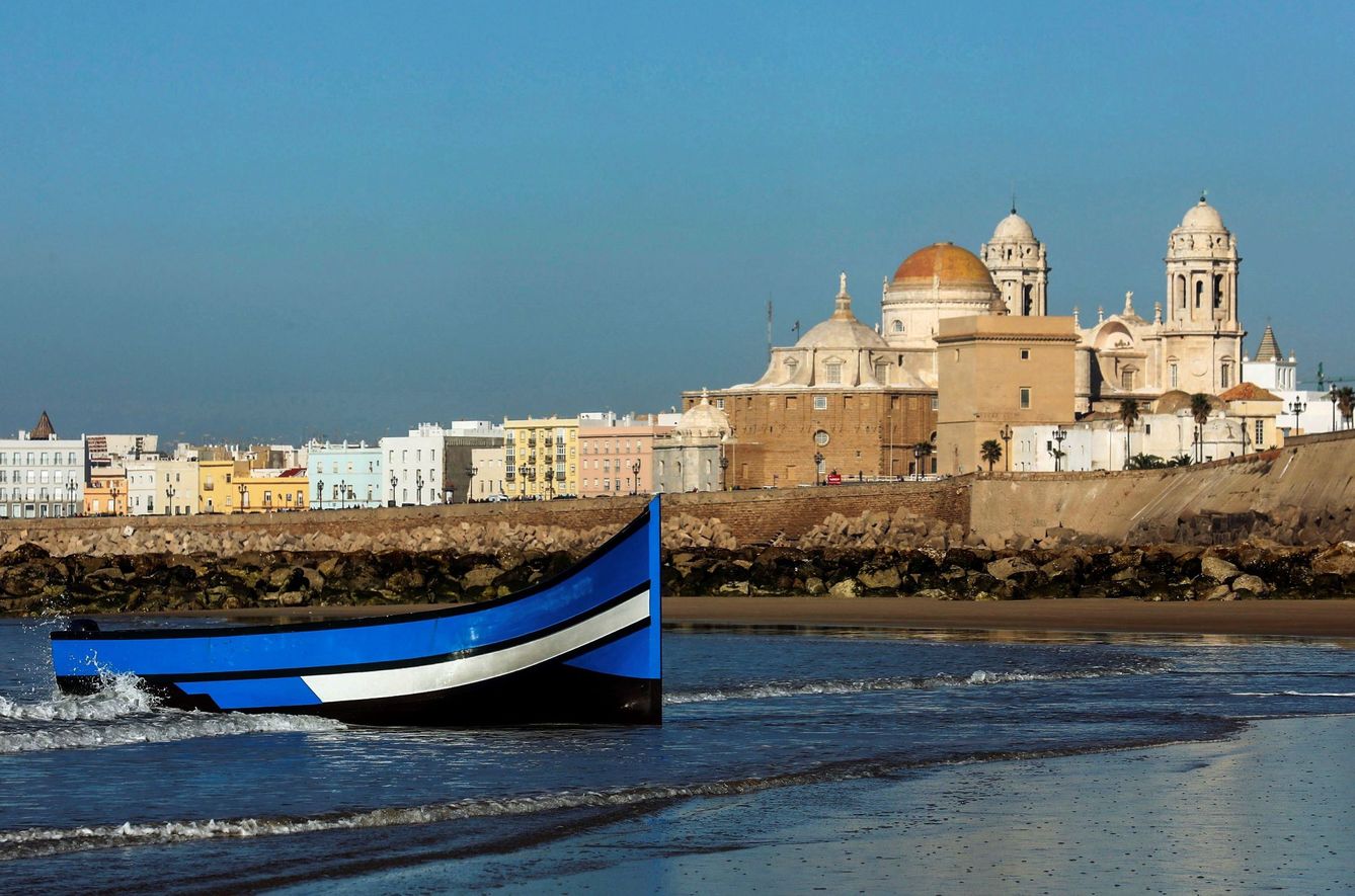 Una patera con unos 30 inmigrantes llegó a la playa de Santa María del Mar en Cádiz. (EFE)