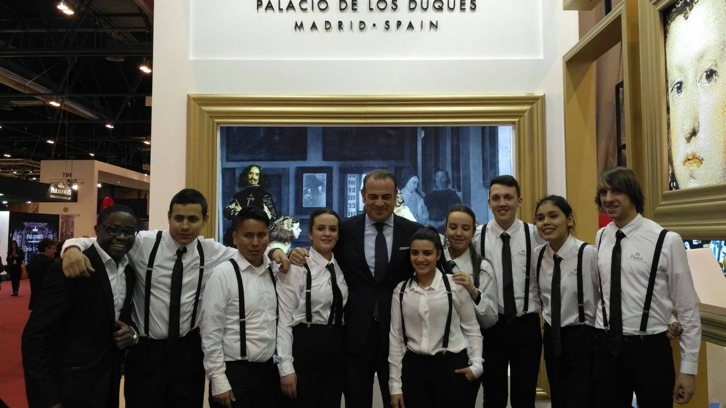 Escarrer Jaume, junto a un grupo de jóvenes del programa Primera Experiencia Profesional. 