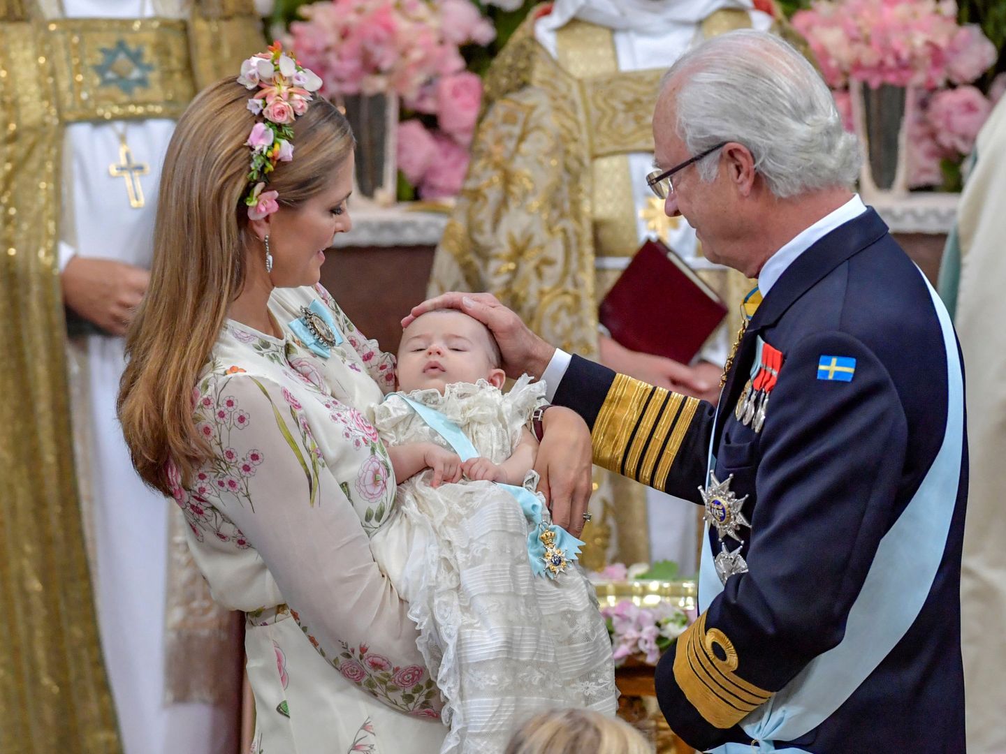 Carlos Gustavo y Magdalena de Suecia en el bautizo de la princesa Adriana. (Reuters)