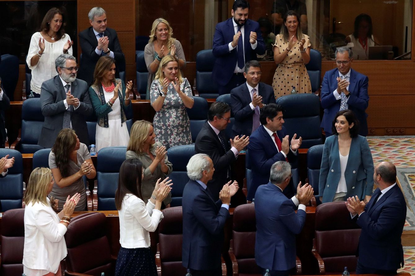 Los diputados del PP en la Asamblea de Madrid aplauden a Ayuso tras el discurso. (EFE)