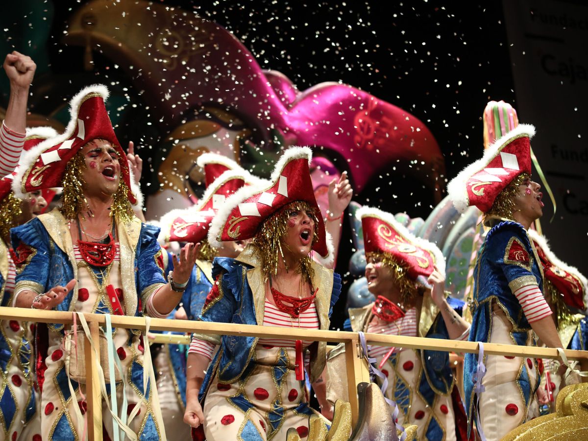 Foto: La comparsa "Después de Cádiz, ni hablar" en el Concurso de Agrupaciones Carnavalescas en el Gran Teatro Falla de Cádiz 2022. (EFE/Román Ríos).