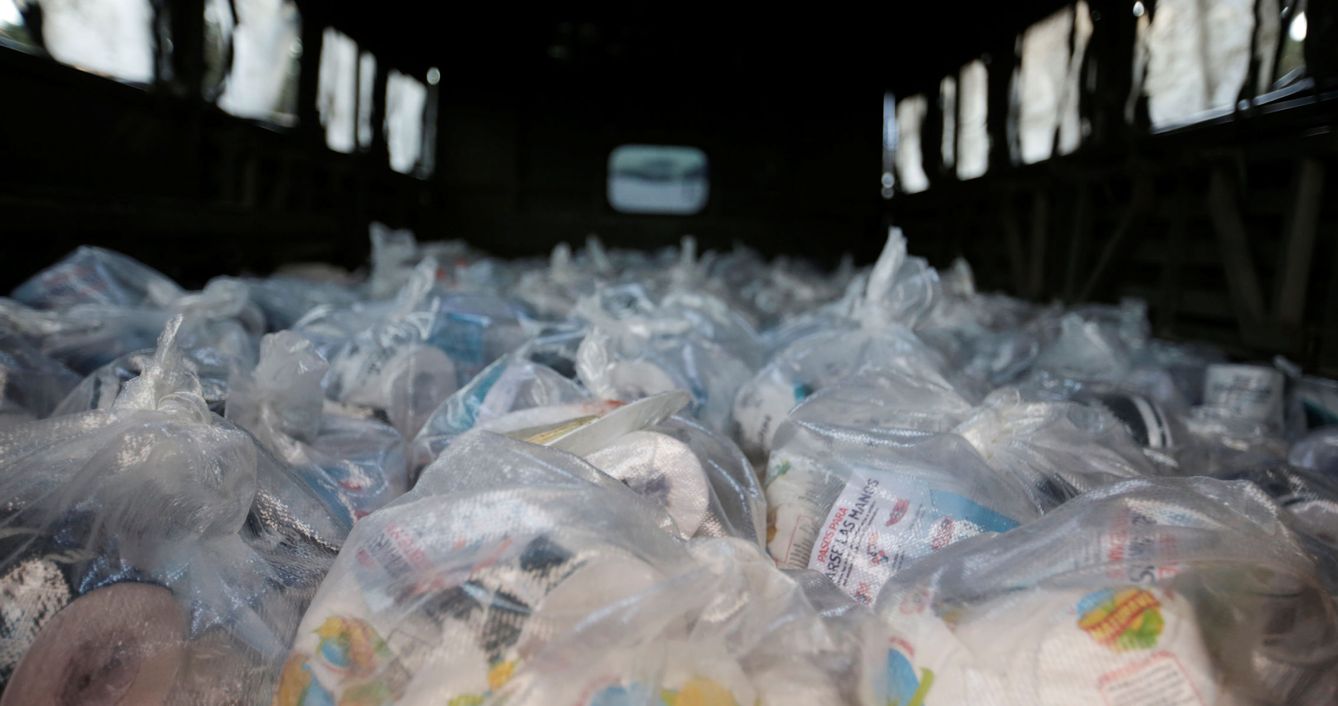 Bolsas de alimentos para entregar a ciudadanos en Honduras. (Reuters)