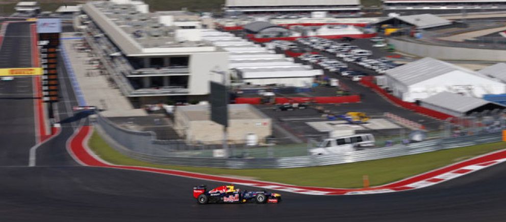 Foto: El 'sheriff' Sebastian Vettel tiene bajo control a Fernando Alonso en Austin