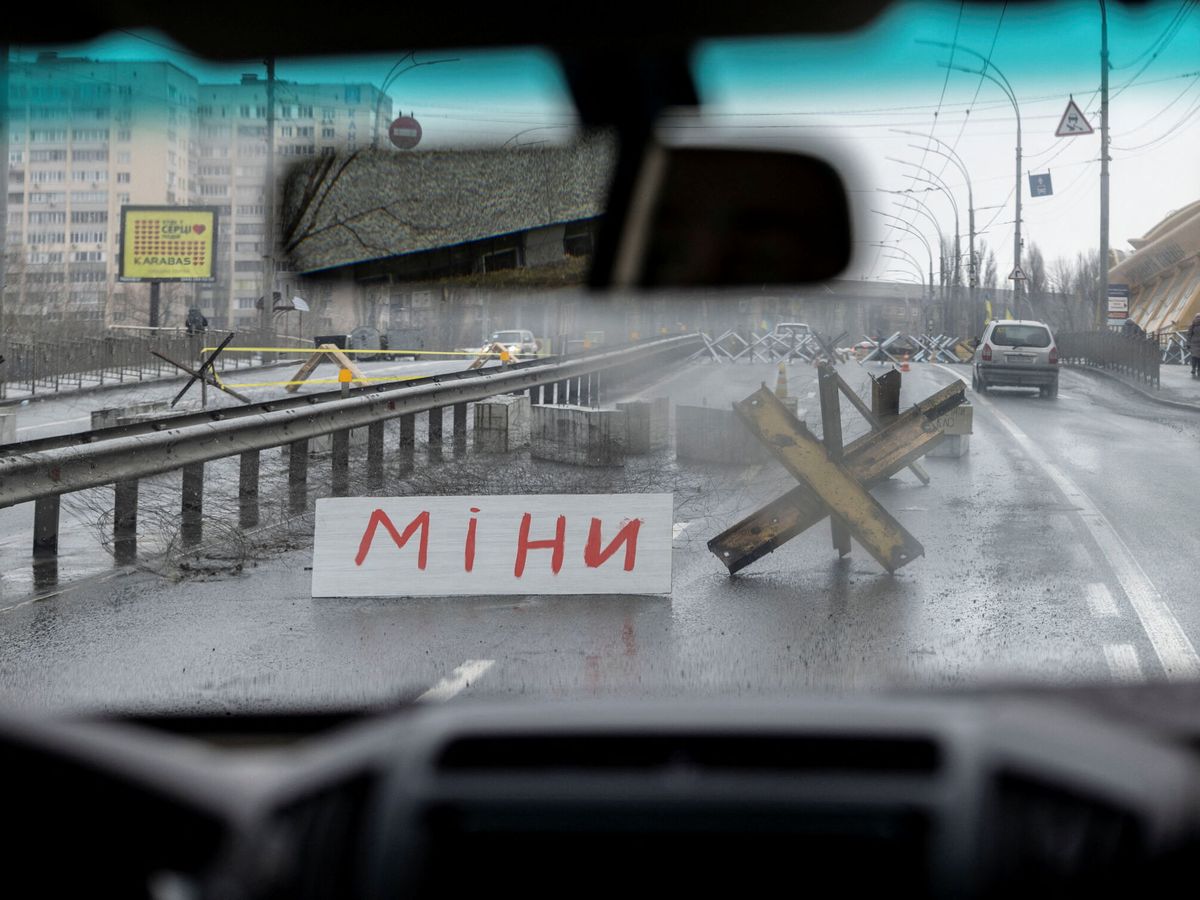 Foto: Un cartel en que se lee mina, en ucraniano, en los alrededores de Kiev. (Reuters/Carlos Barria)