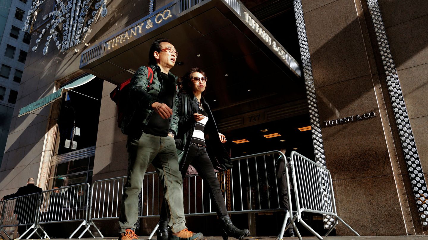 Dos peatones pasan por delante de la sede de Tiffany's en la Torre Trump, cuya entrada está bloqueada. (Reuters)