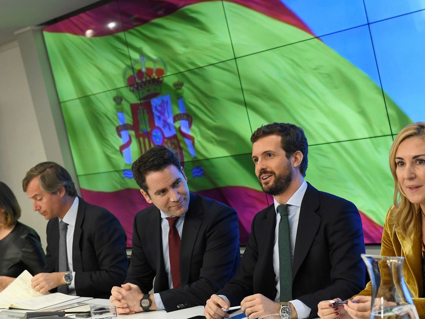 El presidente del PP, Pablo Casado, y la cúpula directiva saliente en la sede de Génova. (EFE)