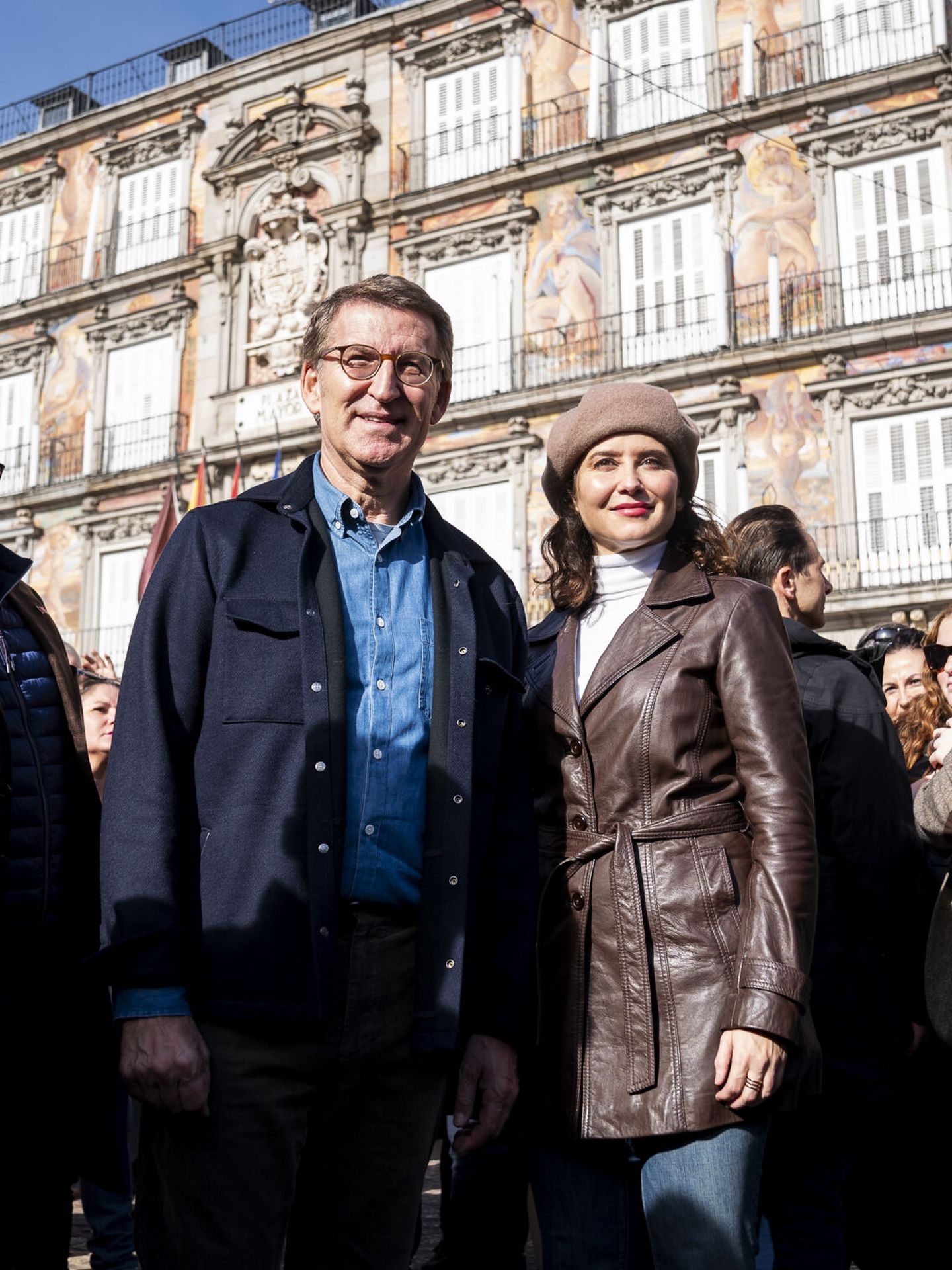 El presidente del Partido Popular, Alberto Núñez Feijóo, y la presidenta de la Comunidad de Madrid, Isabel Díaz Ayuso, visitan el mercadillo navideño en la plaza Mayor de Madrid. (Europa Press)