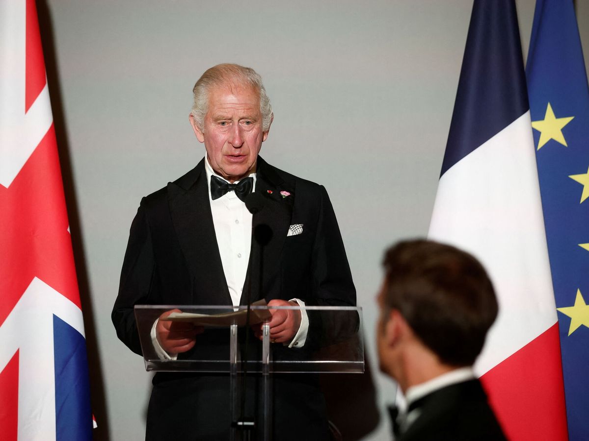 Foto: Carlos III durante su discurso en Versalles. (EFE/EPA/Pool/Benoit Tessier)