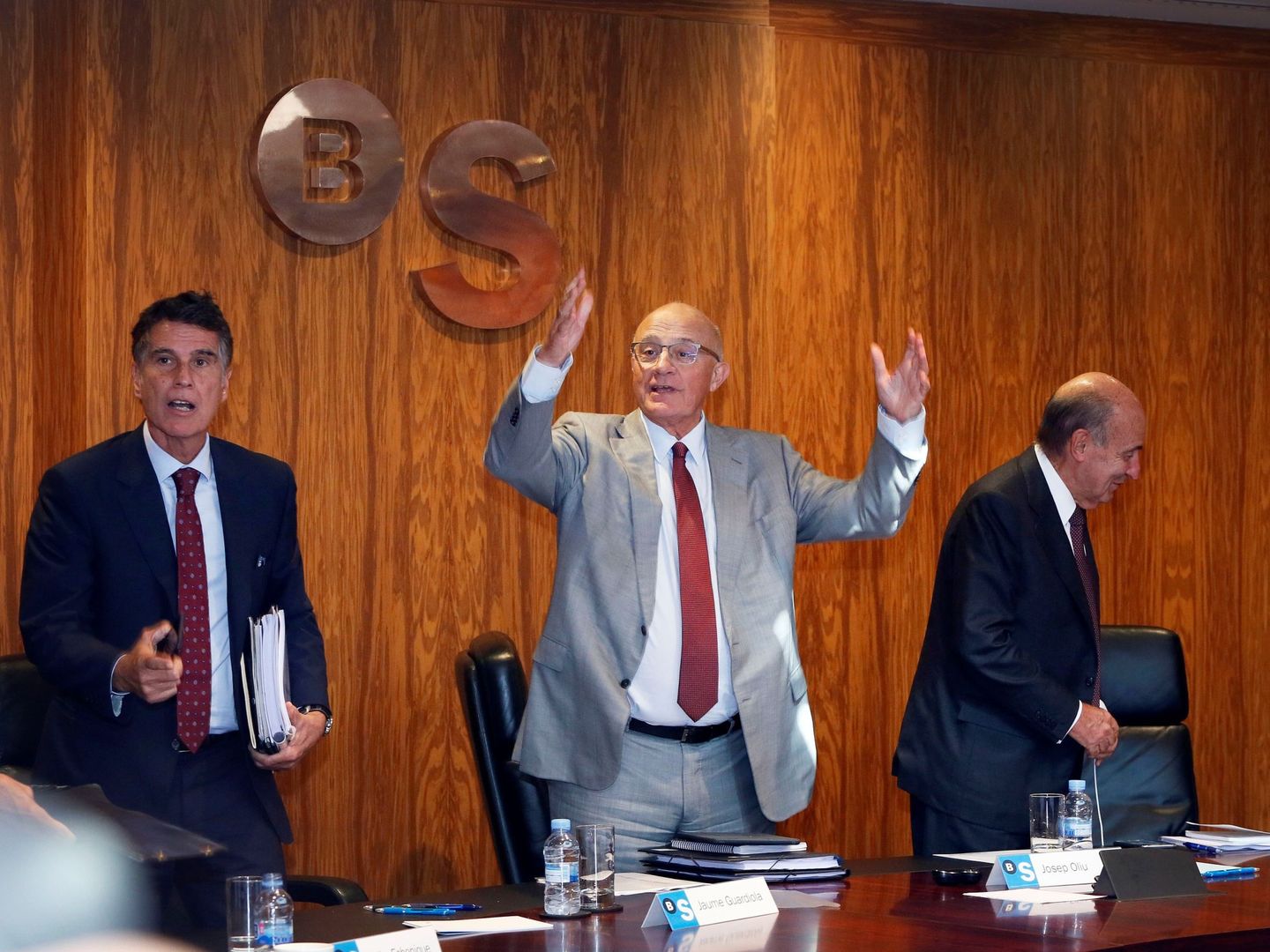 El presidente del Banco Sabadell, Josep Oliu (c), el consejero delegado, Jaume Guardiola (i). (EFE)