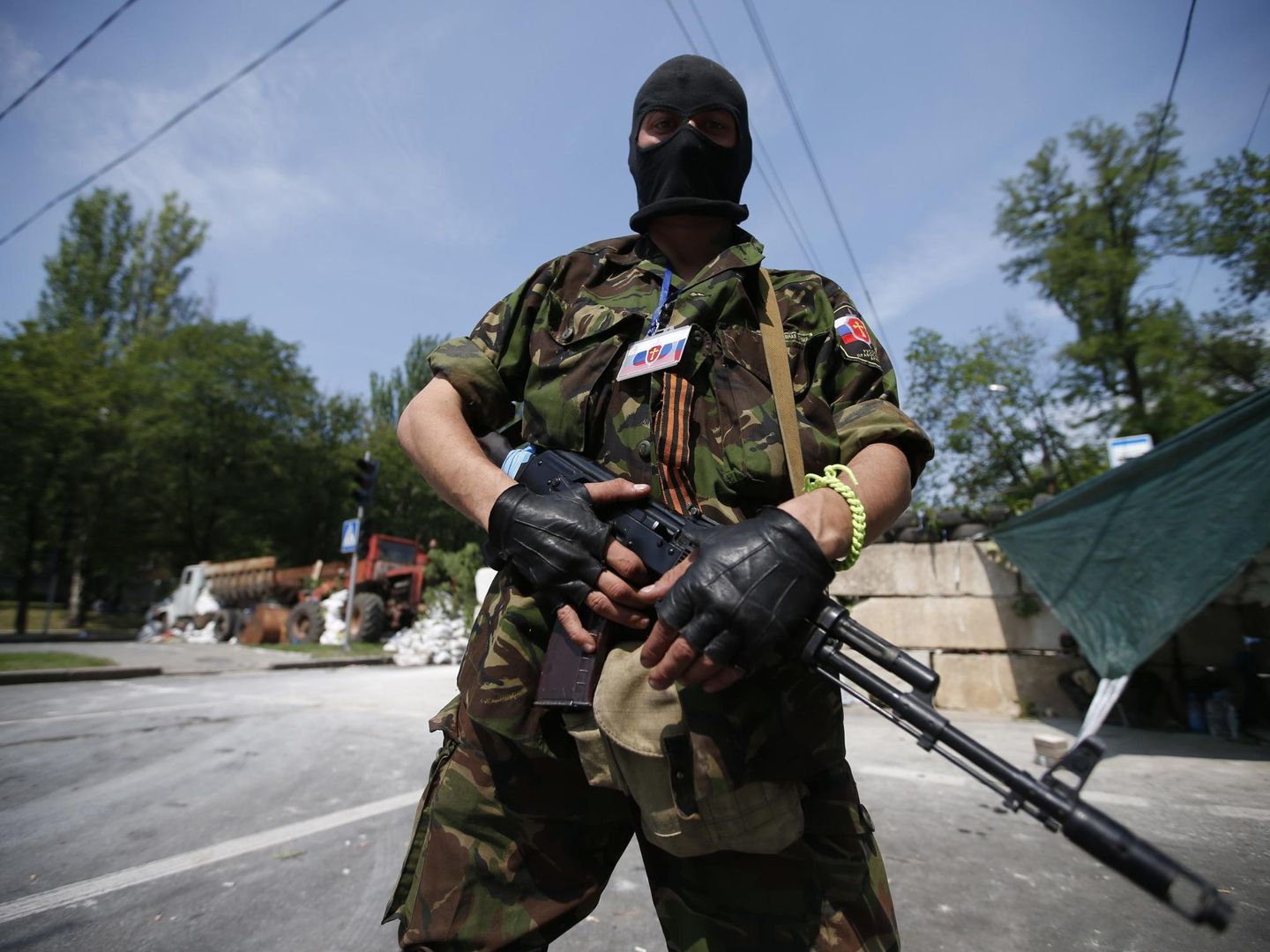 Un miembro del grupo Ejército Ortodoxo ruso en una barricada en Donétsk (Reuters).