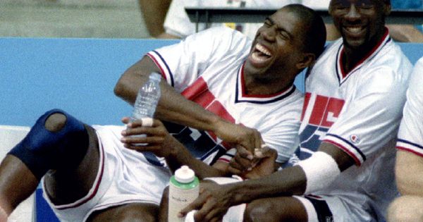 Foto: Magic Johnson y Michael Jordan capitanearon los dos equipos que se enfrentaron en la pachanga del 22 de julio de 1992. (Reuters)