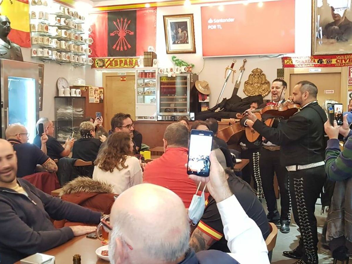 Foto: Nostálgicos cantan el 'Cara al sol' en el bar de Chen. (A.P.)