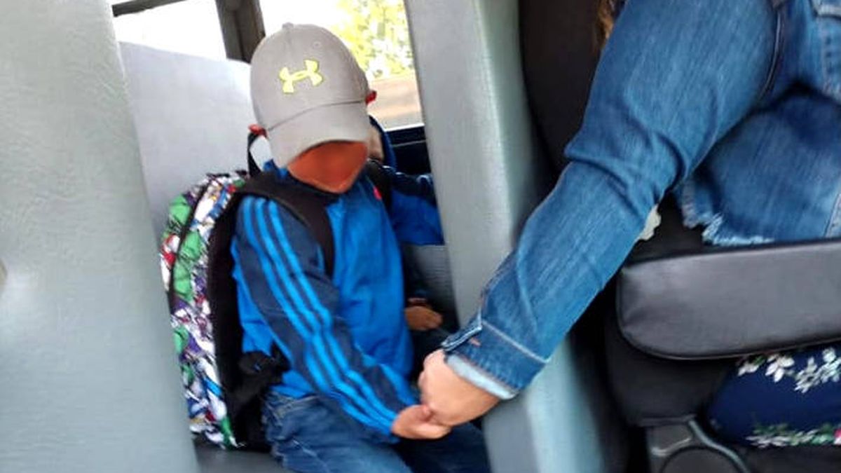 Así ayudó la conductora de un autobús escolar a un niño en su primer día de clase