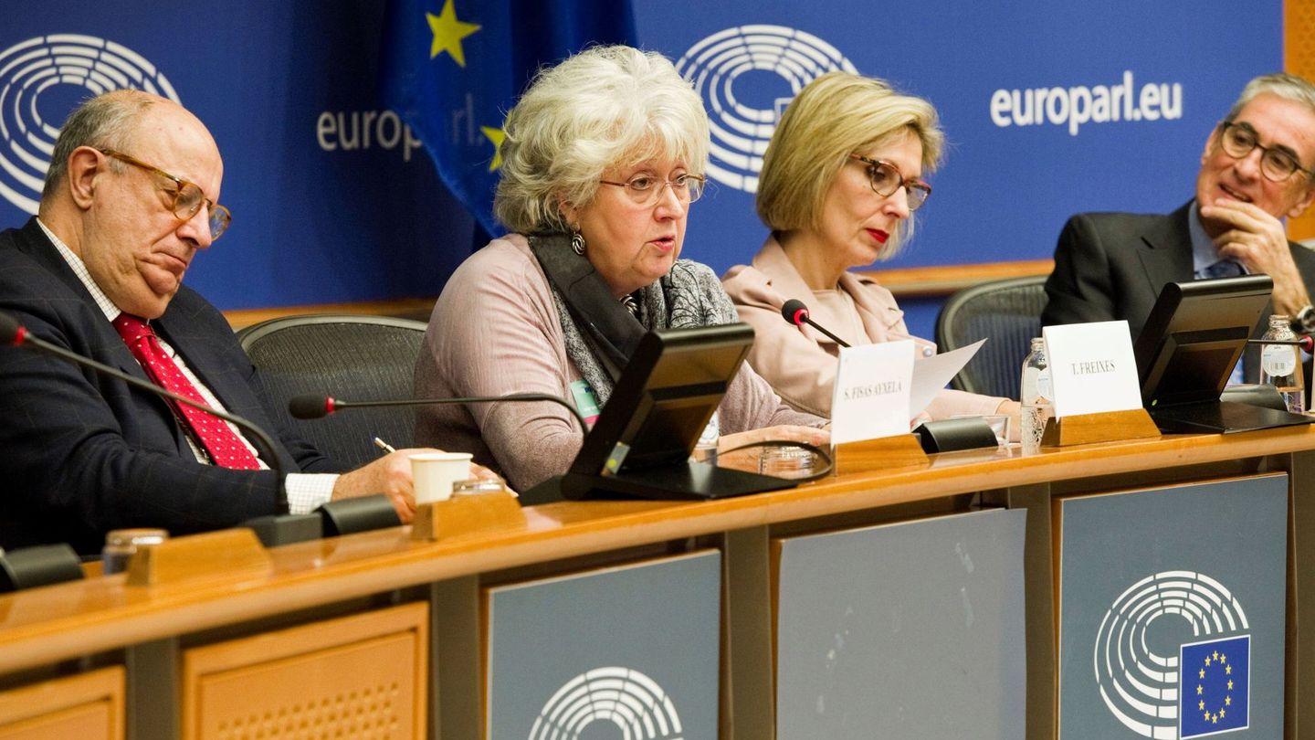 Teresa Freixes (2ª izda.), en el Parlamento Europeo. (EFE/Horst Wagner)