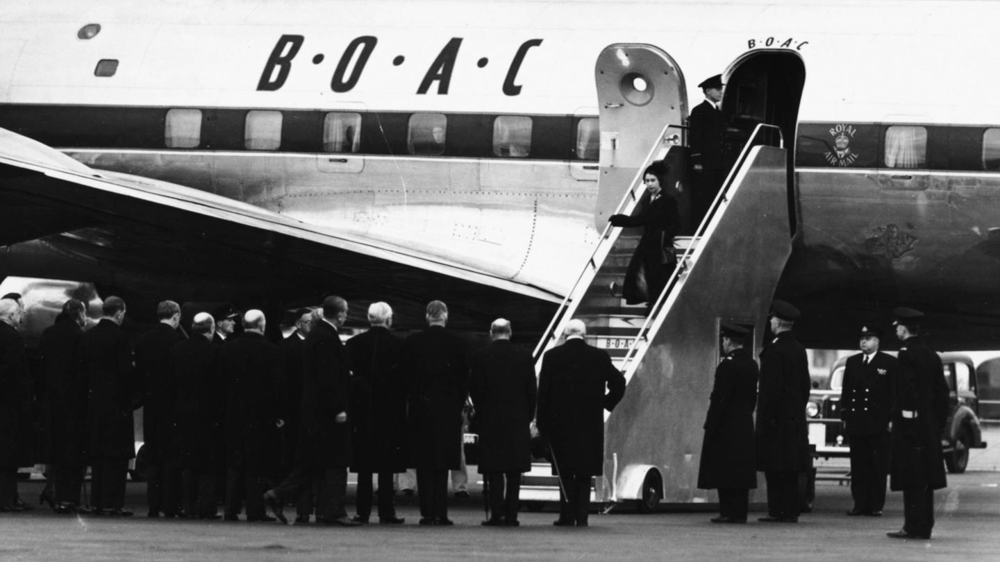 La reina Isabel baja sola del avión tras enterarse de la muerte de su padre en Kenia. (Getty)