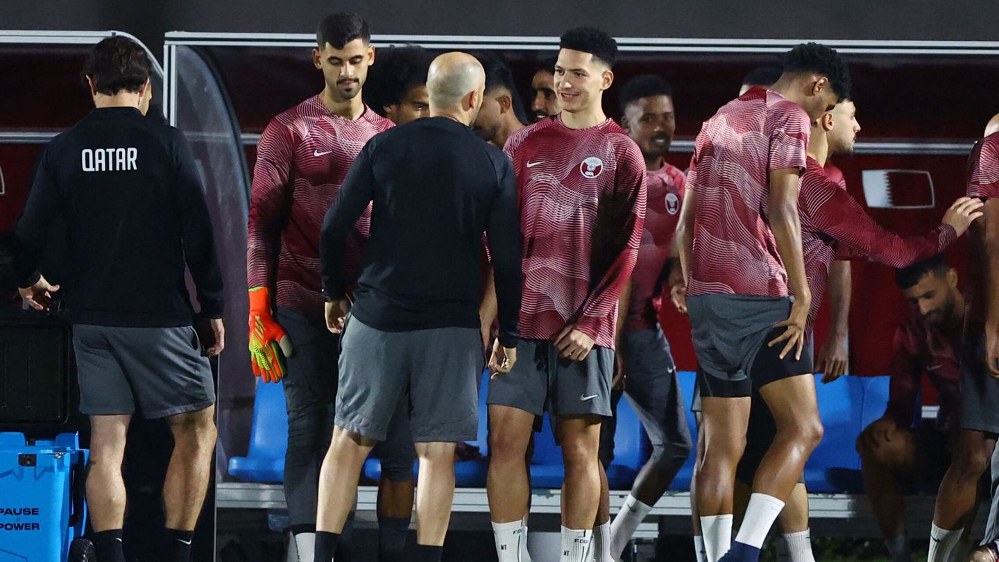 Félix Sánchez, seleccionador de Qatar, habla con los jugadores en un entrenamiento.