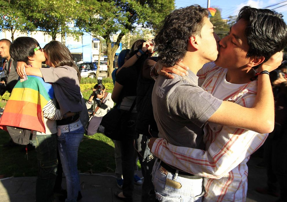 Foto: Personas de la comunidad de Gay, Lesbiana, Bisexuale y Transexual se besan en Ecuador. (EFE)