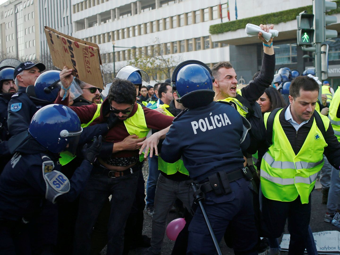 Un encontronazo entre algunos chalecos amarillos y la policía en Lisboa. (Reuters)