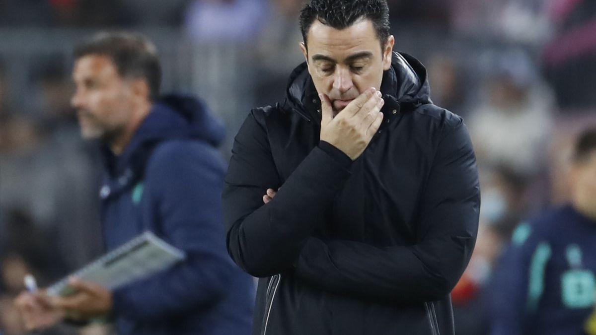 Xavi cae en su propia trampa, pero lo peor es que ya no motiva a un Camp Nou que se vacía 