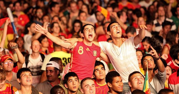 Foto: Hinchas españoles celebran el triunfo en la Final