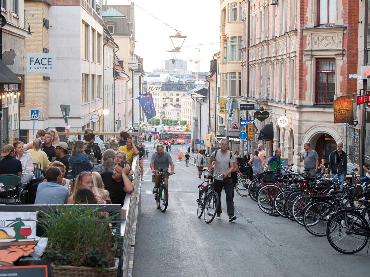 Foto: Una calle de Estocolmo en verano de 2020. (Reuters)