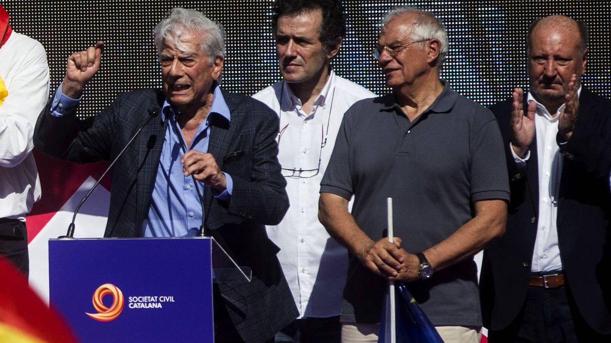 Mario Vargas Llosa saca la cara por la unidad de España ante 400.000 manifestantes