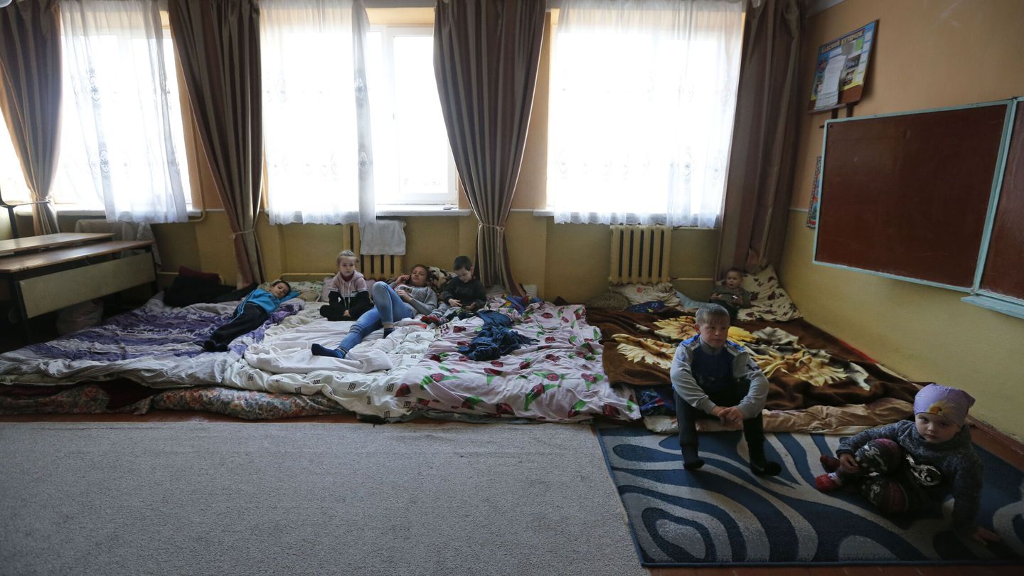 Un grupo de mujeres, jóvenes y niños refugiados procedentes de Lugansk. (EFE/Manuel Lorenzo)