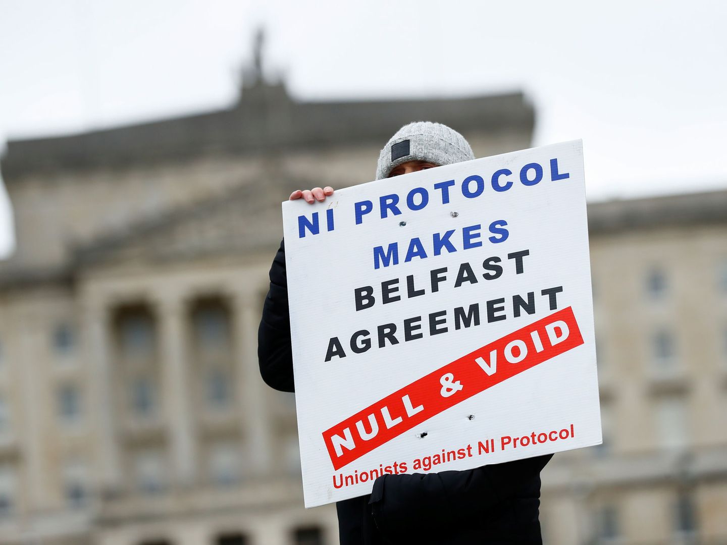 Un manifestante contra el Protocolo de Irlanda frente a la asamblea norirlandesa en Belfast. (Reuters)