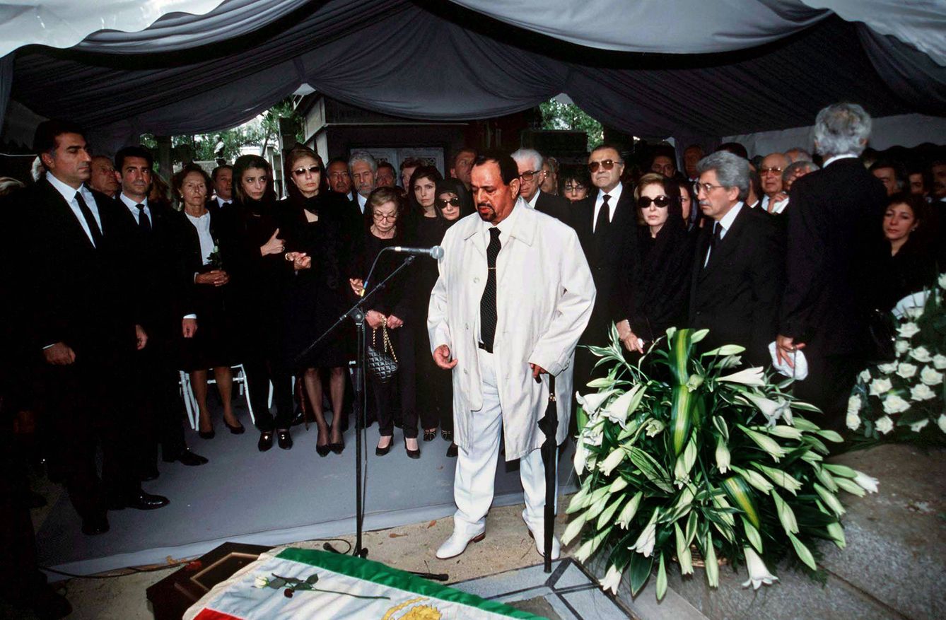 La familia del Sha Reza Pahleví durante el funeral de su hija, Leila Pahleví. (Reuters)