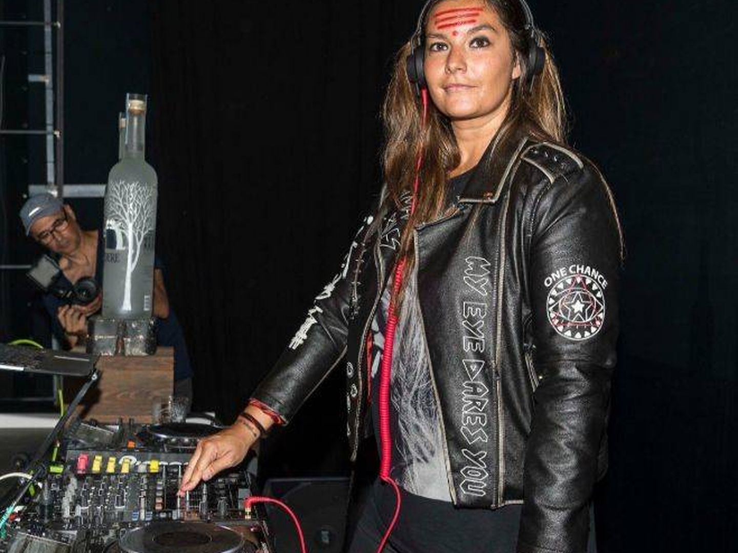 La Santa o Alejandra Tapias, la hija DJ de Fefé.