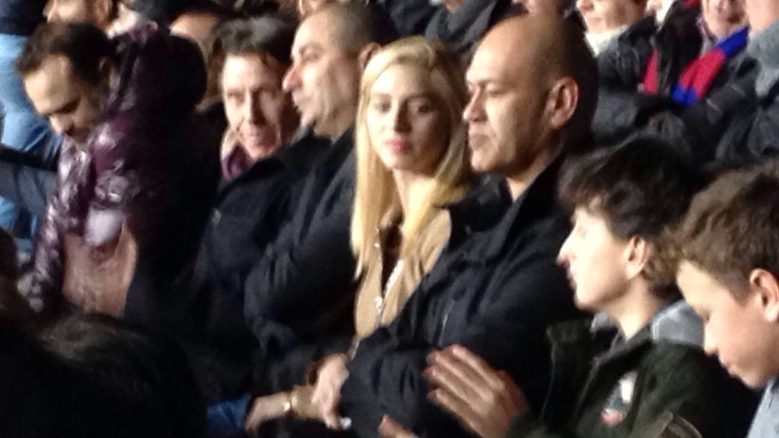 Foto: Palco del Camp Nou. A la derecha de la mujer rubia, se sienta Jacky Ben-Zaken. Con la cabeza afeitada, a la izquierda de la rubia, está Morris Moshe, testaferro de Jacky Ben-Zaken en España.