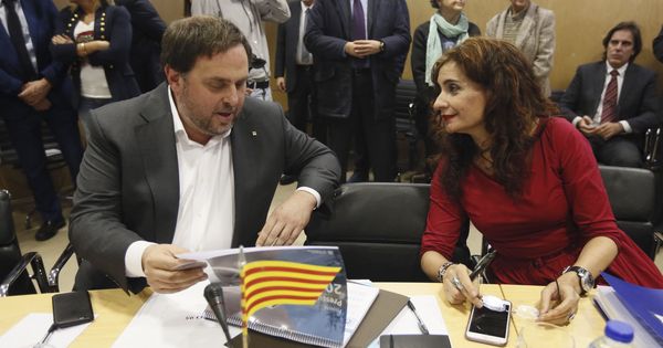 Foto: La nueva ministra de Hacienda, María Jesús Montero, dialoga con el exvicepresidente de la Generalitat Oriol Junqueras. (EFE)