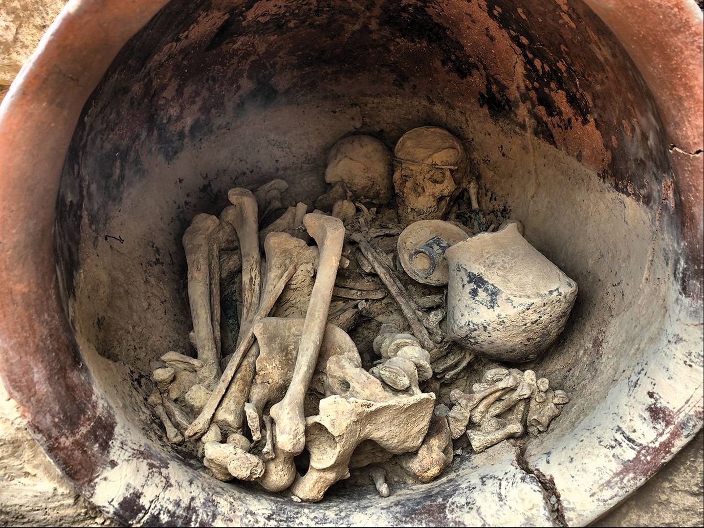 No muy lejos de los restos del hombre y la mujer estaba la tumba de la que fue su hija (Universidad Autónoma de Barcelona)