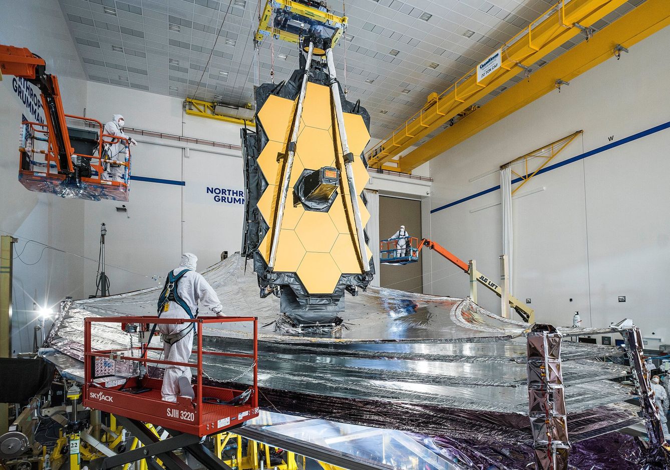 Ingenieros ultiman detalles del telescopio espacial James Webb. (EFE/Chris Gunn)    