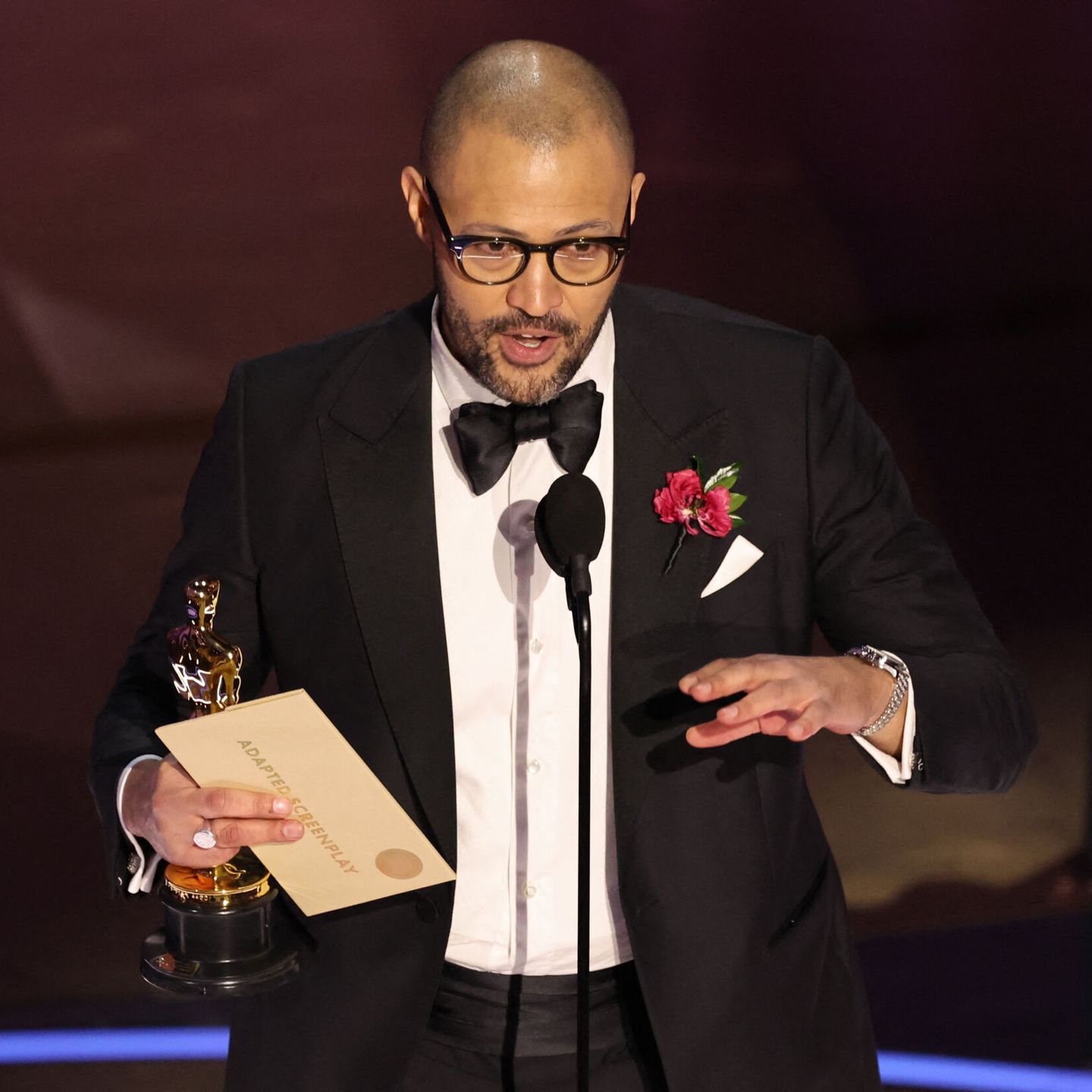 Cord Jefferson recogiendo su galardón en los Premios Oscar. (EFE)