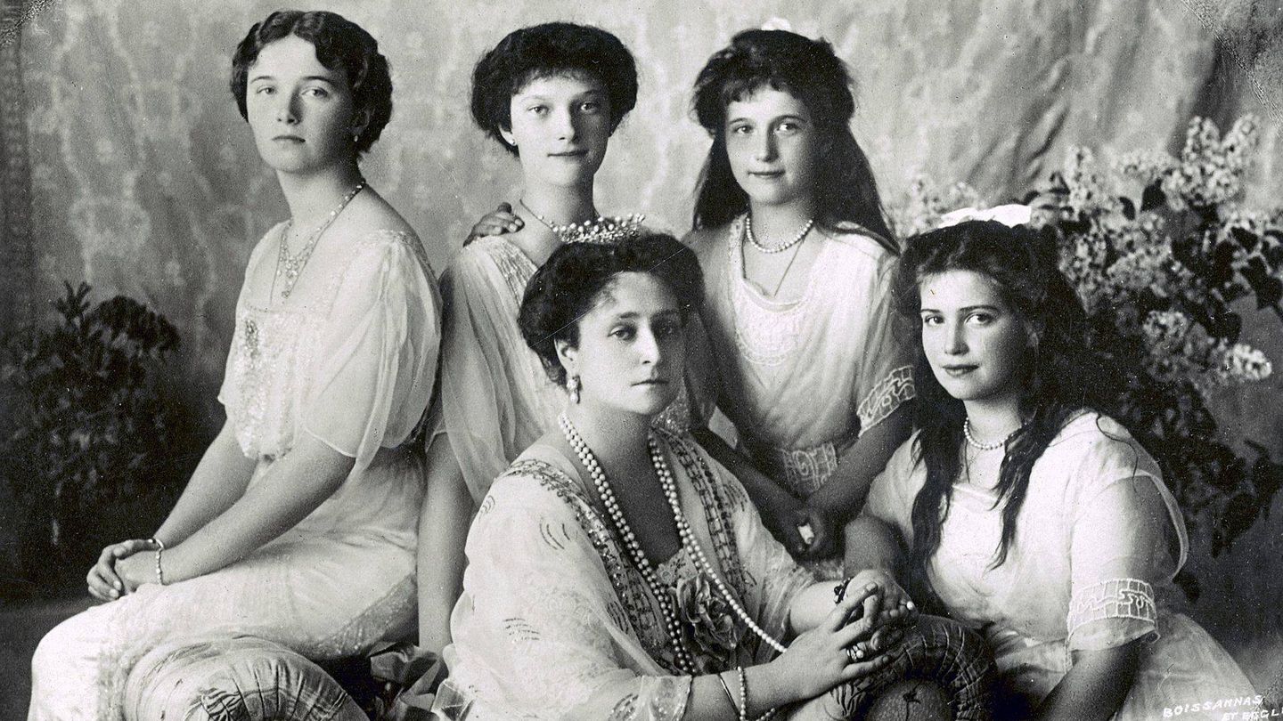 La familia de Nicolás II: abajo Alejandra (la zarina) y María, arriba Olga y Anastasia. (Wikipedia)
